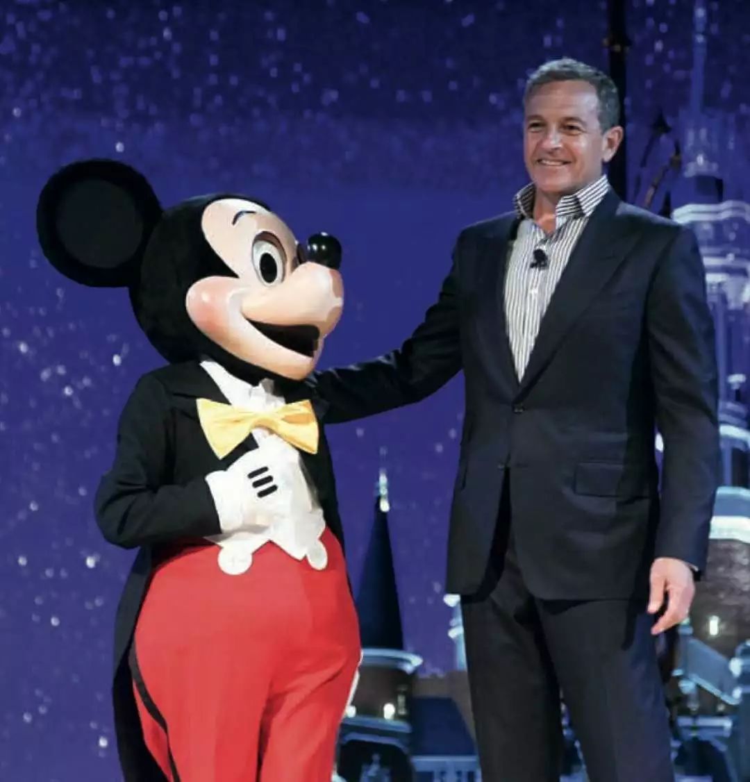 在争议中上位，却能买下“仇人”乔布斯口的公司