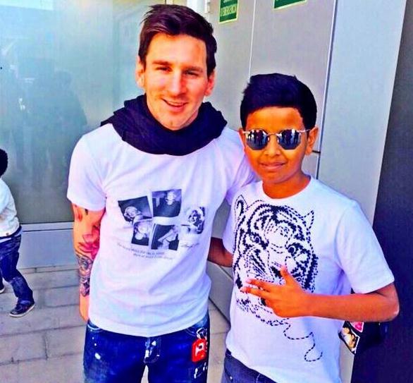 迪拜最年轻的网红，成龙曾是他的客人，买法拉利F12却开不了