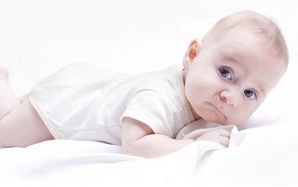 宝宝从鼻子呛奶引起的鼻塞怎么办,一个月的宝宝喝奶呛到鼻塞