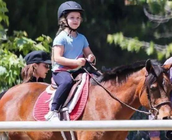 小七萌出新高度！6岁的小胖妞读童话故事，骑马撒欢讨人喜欢