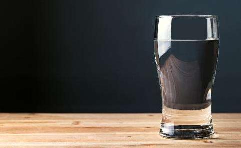 肾病患者喝水,蛋白低水肿应该多喝水还是少喝水