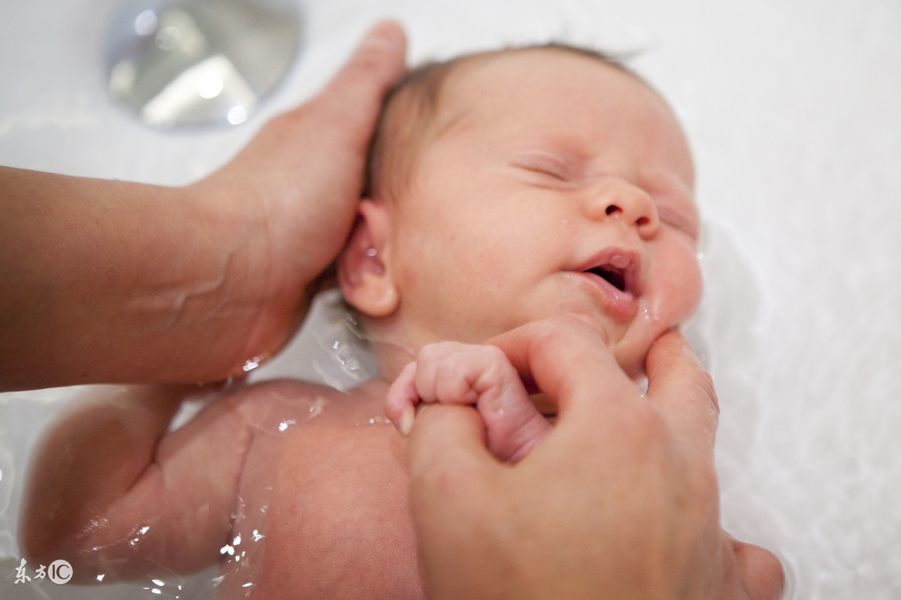 宝宝这几个部位不能太干净,新生儿这3个部位再脏也不要洗