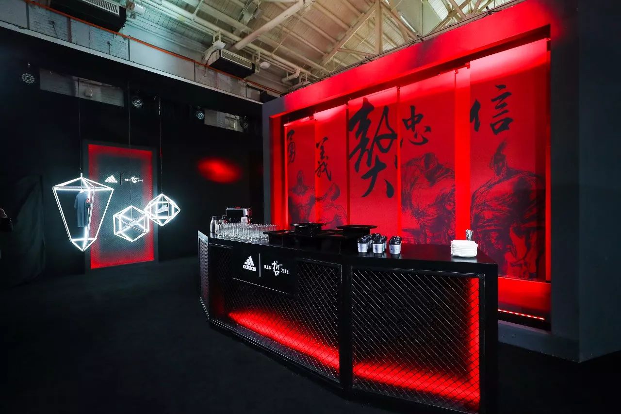 一个雕塑家所创作的球鞋是怎样做到「獒视群雄」的？