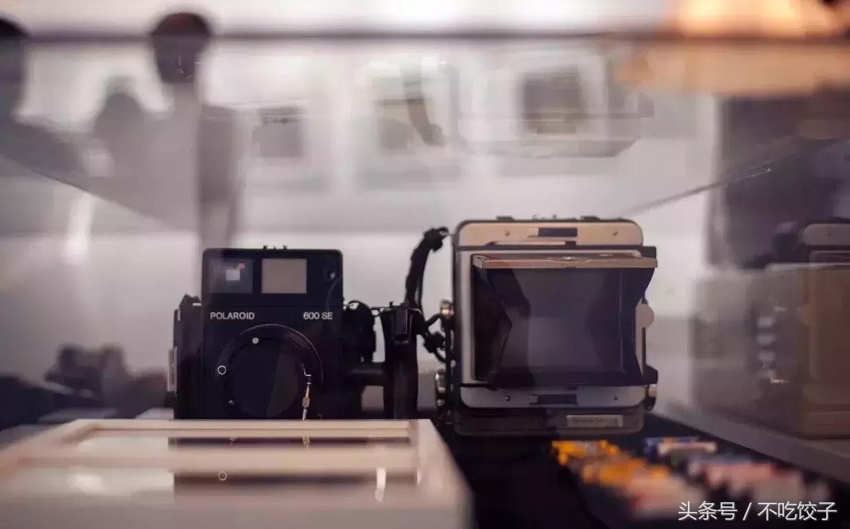 一天只能出2张照片，一张照片要2万，却可以传承100年