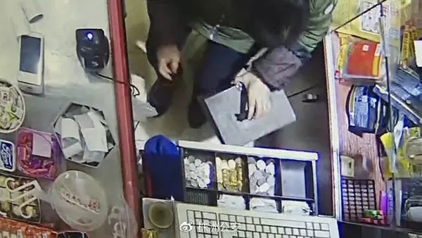 超市收银员一个月3000块钱,超市收银员2300