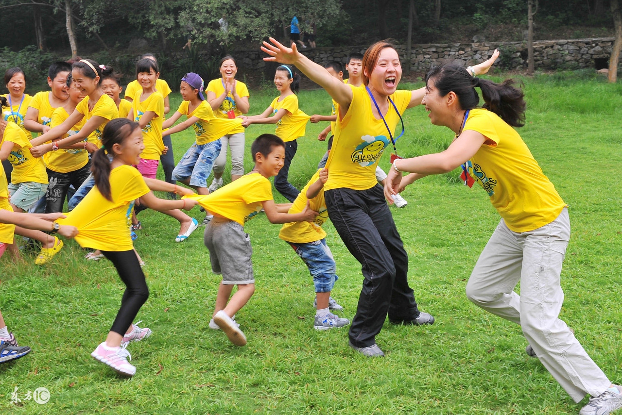 幼儿园户外最新游戏简单爬跳,童年游戏翻花绳慢动作教程