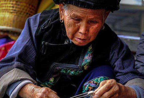 老人救了一只狐狸多年后知道真相,老人30年前救了一只狐狸