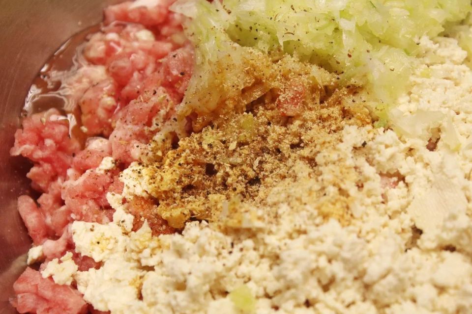 不放调料粉的肉丸怎么做,怎么做的肉丸子不柴不散