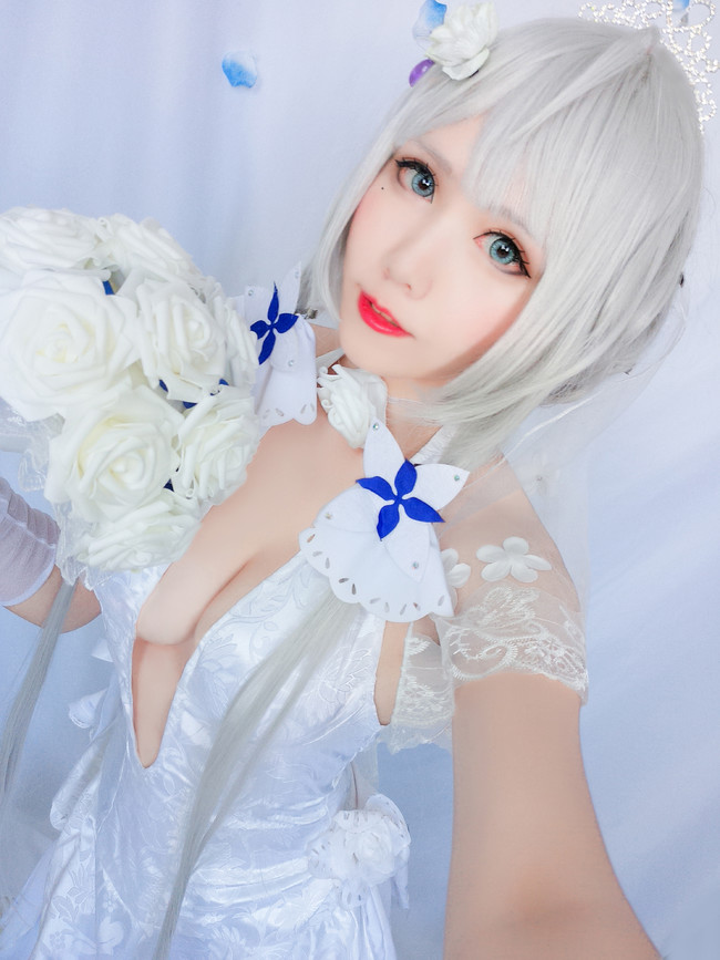 酥胸半露尽显*物尤**看美女是如何装扮COS迷倒众生