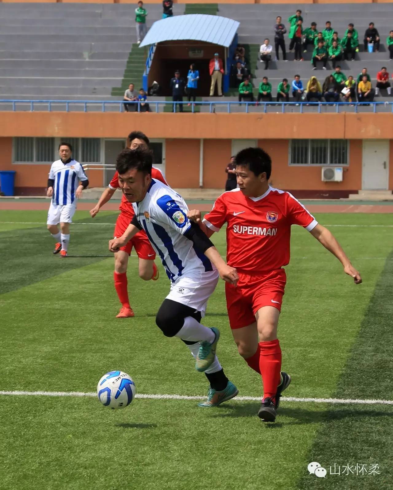 你就是球星绿茵场上呼喊着你的名字2016中科合成油怀柔首届业余足球超级联赛火热开赛，快来看看谁来了！