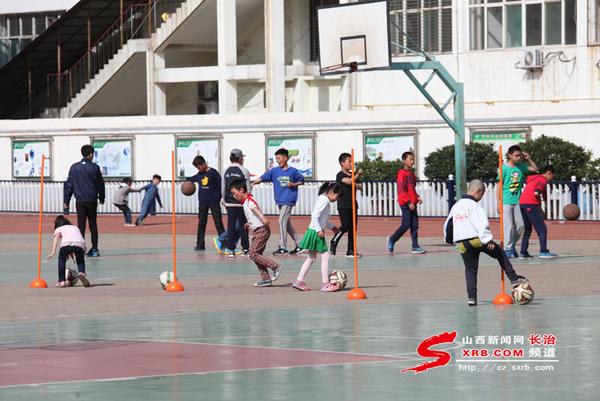 小学足球公开课热身活动,足球公开课放松活动