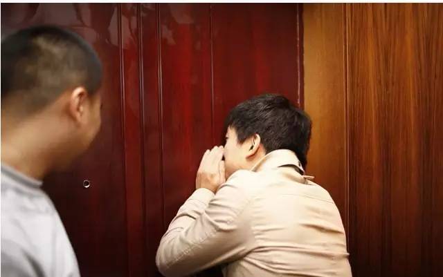 开门后新郎怒扇小姨子！不忍直视，这些低俗婚闹，是要判刑的