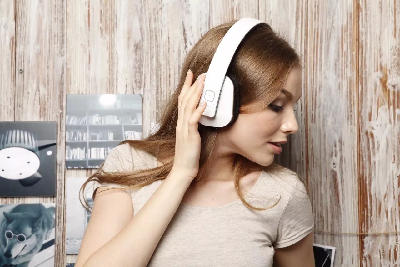 二十首百听不厌经典英语歌曲,50首百听不厌的英文经典金曲在线