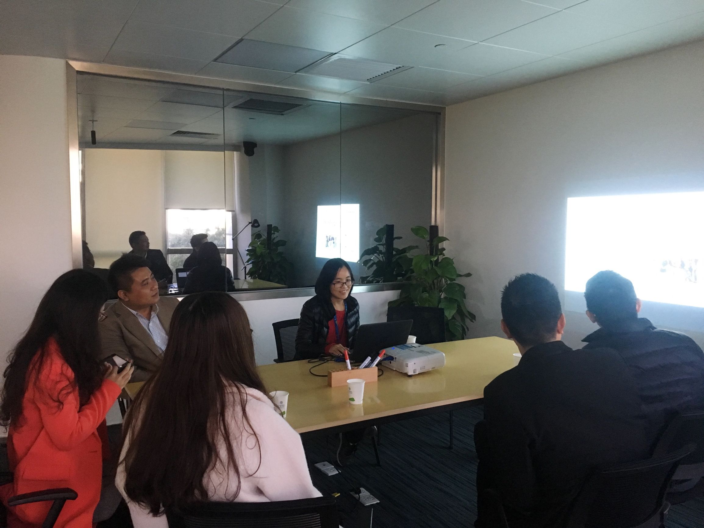 深圳德真科技邀南方教育装备创新产业城参观深圳用户体验创新成果