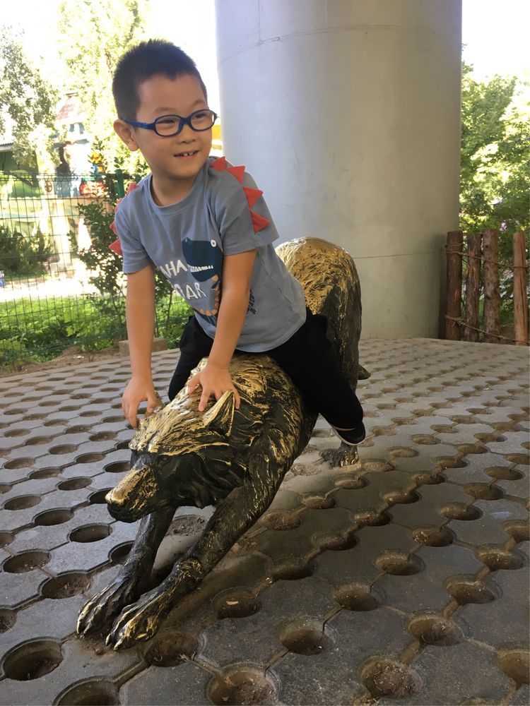 和小屁孩们一起出去玩的视频,和小屁孩玩的一天