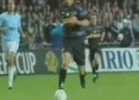 19岁的梅西给足坛带来的震撼,梅西的高光时刻人缝1v3无解过人