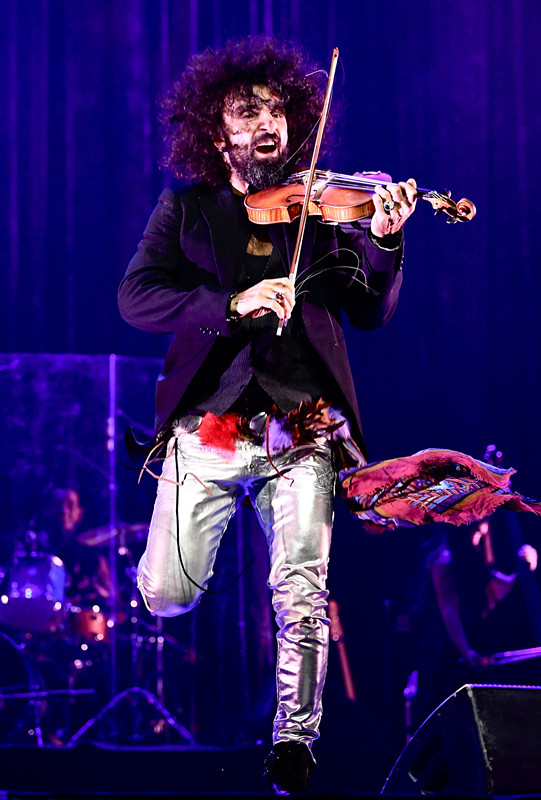 组图“琴魔”艾拉马立肯疯狂炫酷拉！拉！拉！跑跳跪走样样有