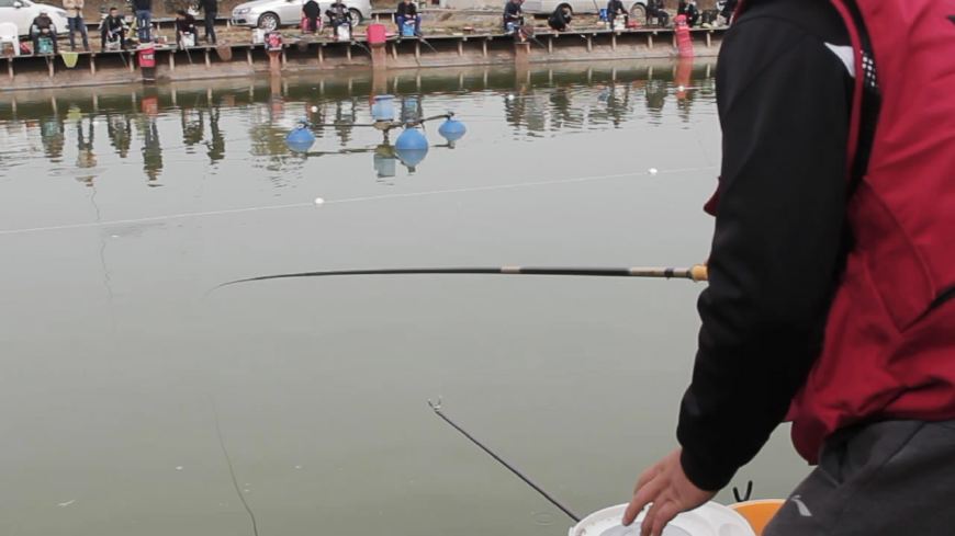 钓鲫鱼黑坑技巧七大口诀,黑坑鲫鱼浮在水皮上怎么钓