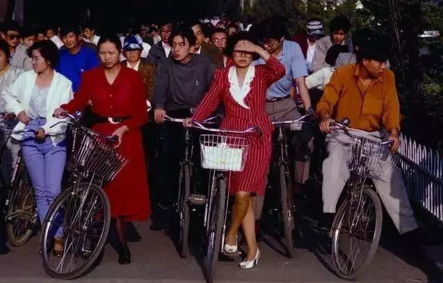 那时候妈妈坐在缝纫机前做针线活咔嗒咔嗒的声音可好听了六零芳华