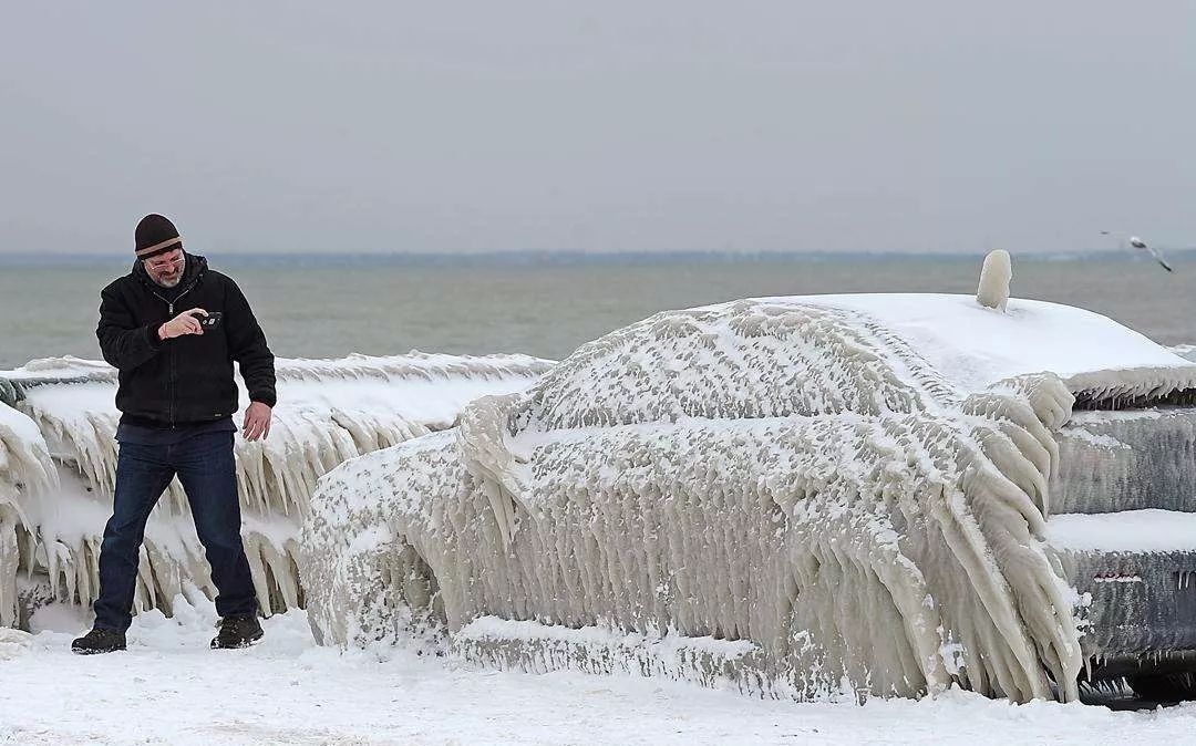 车子下雪冻住了怎么处理,爱车各个位置被冻住应该如何解冻