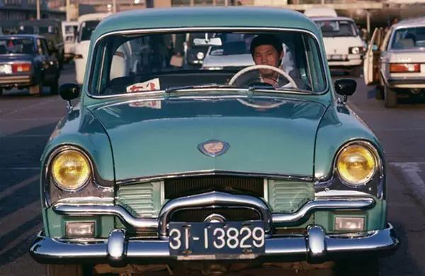 那时候妈妈坐在缝纫机前做针线活咔嗒咔嗒的声音可好听了六零芳华