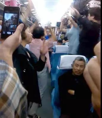 飞机上能玩手机吗有信号吗,飞机上能玩手机玩电脑么