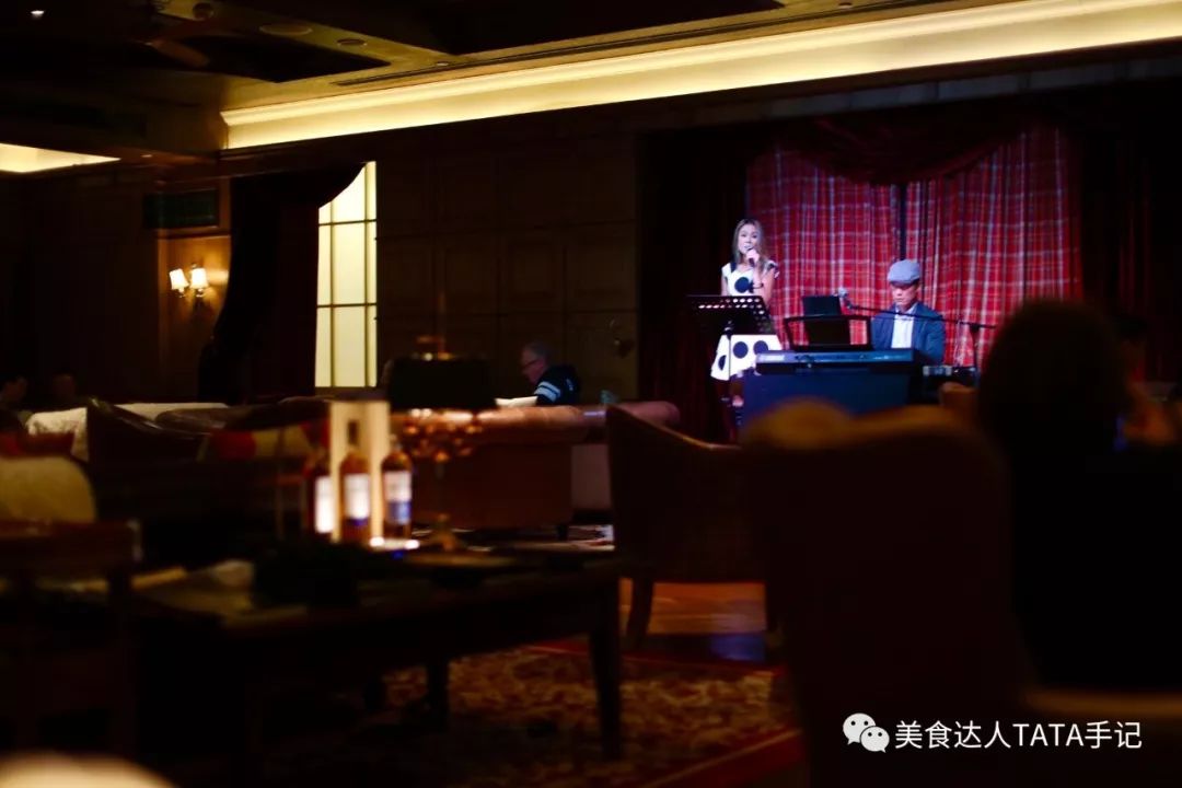 一不留神就掉进坑里,一不留神就会掉进一个大坑