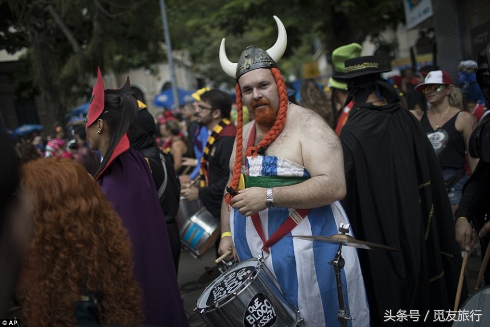 巴西的狂欢者们脱下衣服尬舞，只为下个月的狂欢节热身