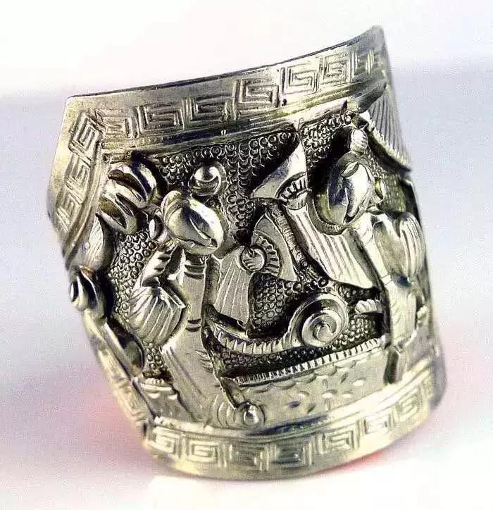 老银饰上的珊瑚枝,牡丹老银饰