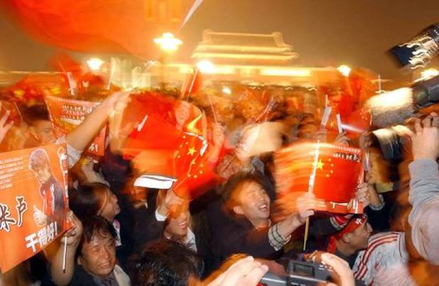 中国男足1-3越南美女球迷,国足1比3越南现场越南女球迷