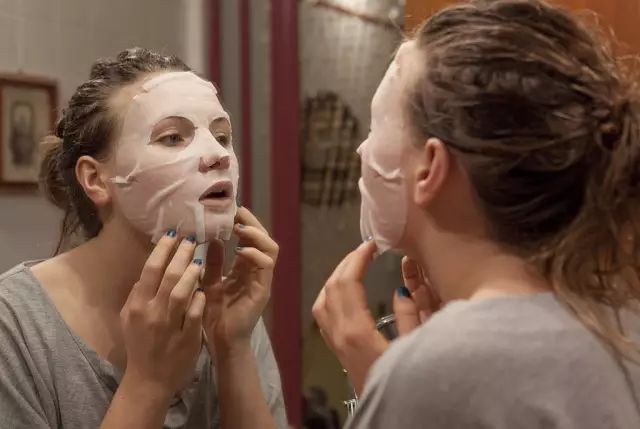 CiCi年希老师：冬天这么冷敷完面膜，能不能不洗？