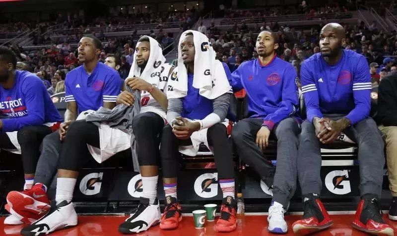 神奇！你看不见时，板凳席上竟然在发生这些事！