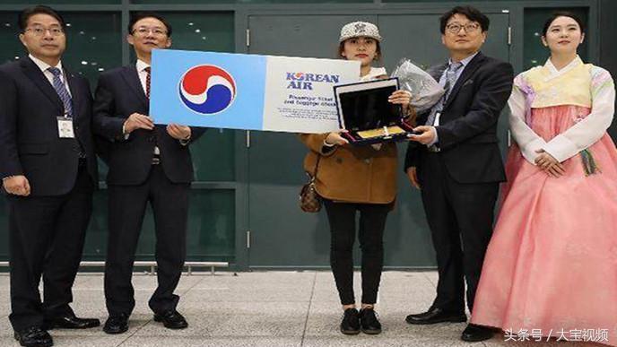 看看这些在韩国商场打地铺排队的中国人！还说韩国经济完蛋了吗？