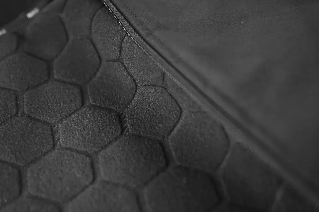 我们穿着Nike这套超保暖运动服,下雪天出门跑了三圈