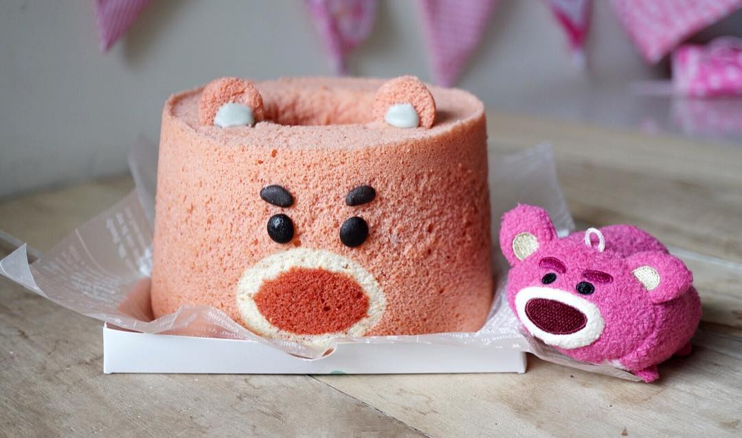 她用蛋糕，做了一个迪士尼亲友团