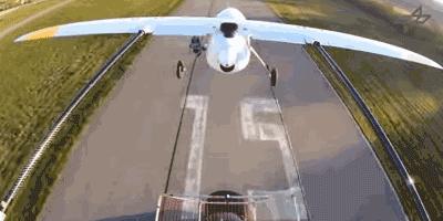 这辆苏E凯美瑞！你占用高速应急车道已经被无人机抓怕了