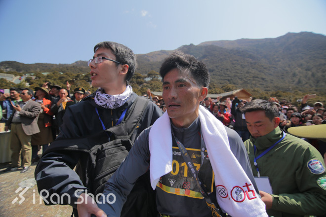 亚丁的三座神山,一群人稻城亚丁风景视频