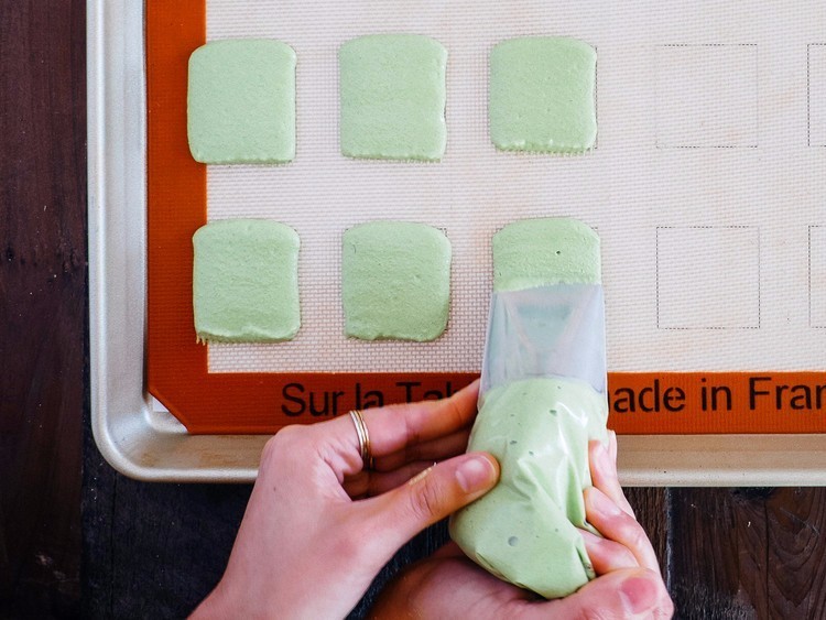 吃巧克力马卡龙冰淇淋三明治,哈根达斯牛奶太妃三明治冰淇淋