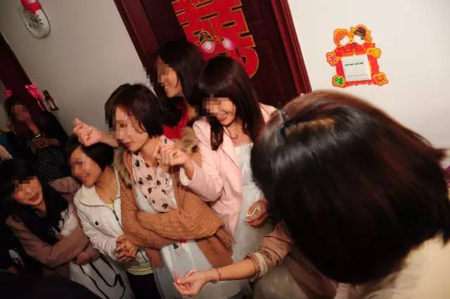 开门后新郎怒扇小姨子！不忍直视，这些低俗婚闹，是要判刑的