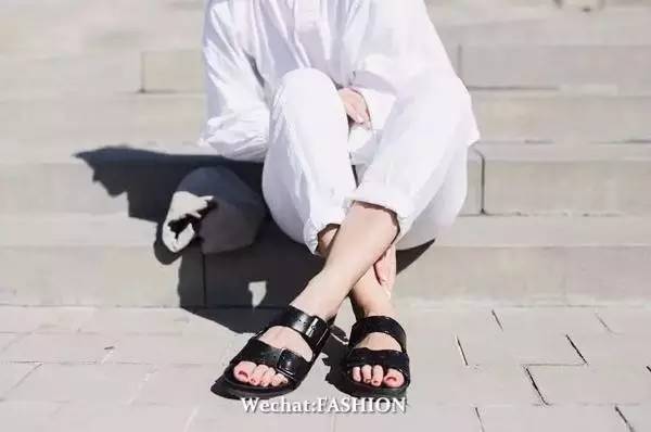 韩星都在穿的鞋潮牌,韩国明星夏天穿的鞋子