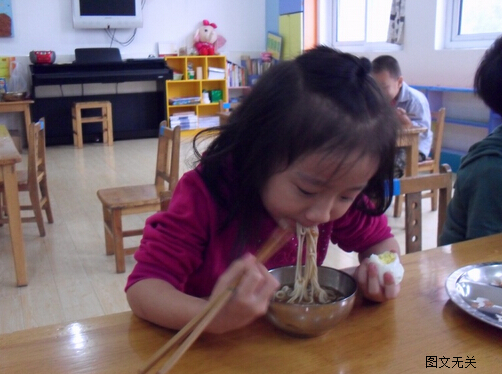从小不吃猪肉一吃就吐,女孩从小不吃饭的后果