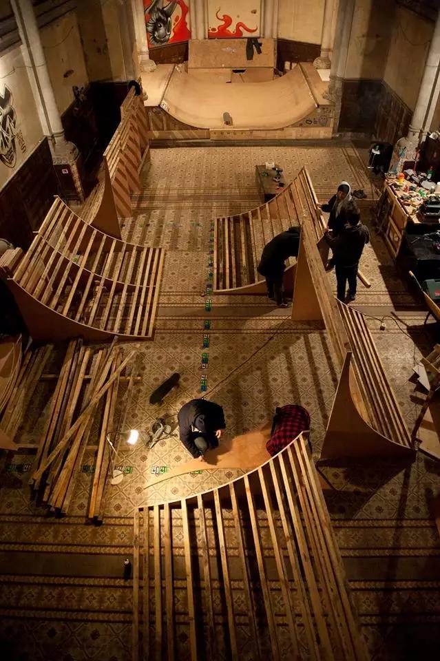 上帝涂鸦：他将废弃教堂变成了彩虹天堂