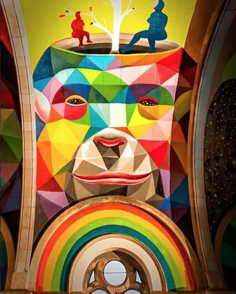 上帝涂鸦：他将废弃教堂变成了彩虹天堂