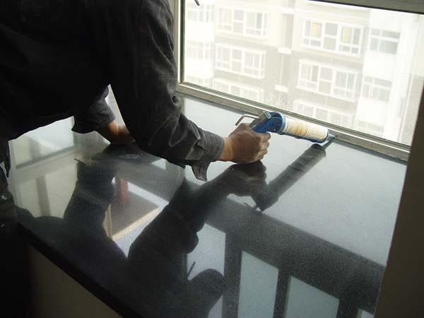 窗户外面和墙体填缝用什么胶,窗户缝隙泡沫胶和填缝剂的用法