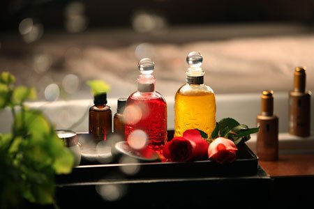 背部长痘痘如何内调,背部痘痘反复长不停如何正确祛痘