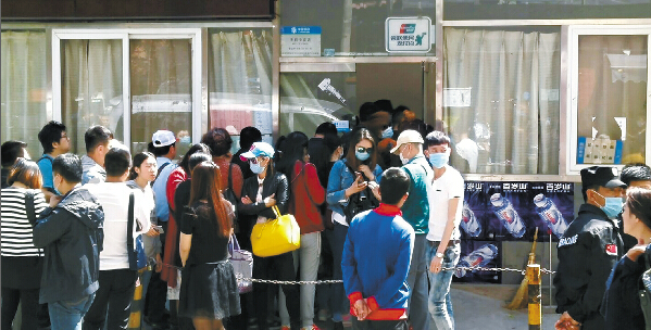 *警武**二院开通生物治疗中心患者登记窗口