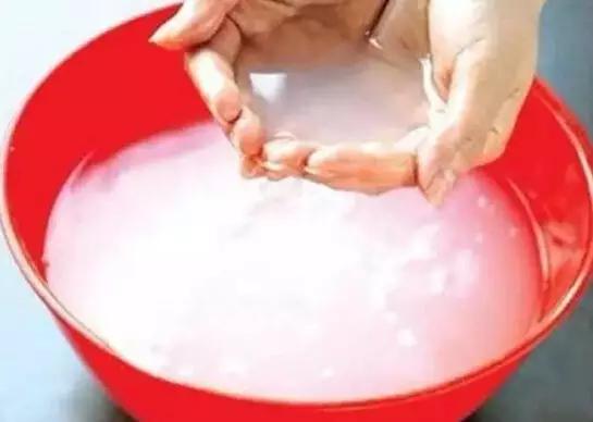 衣服发霉了衣柜怎么清洗,为什么柜子里的衣服会发霉