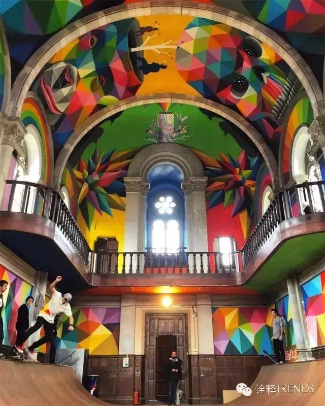 上帝涂鸦：他将废弃教堂变成了彩虹天堂