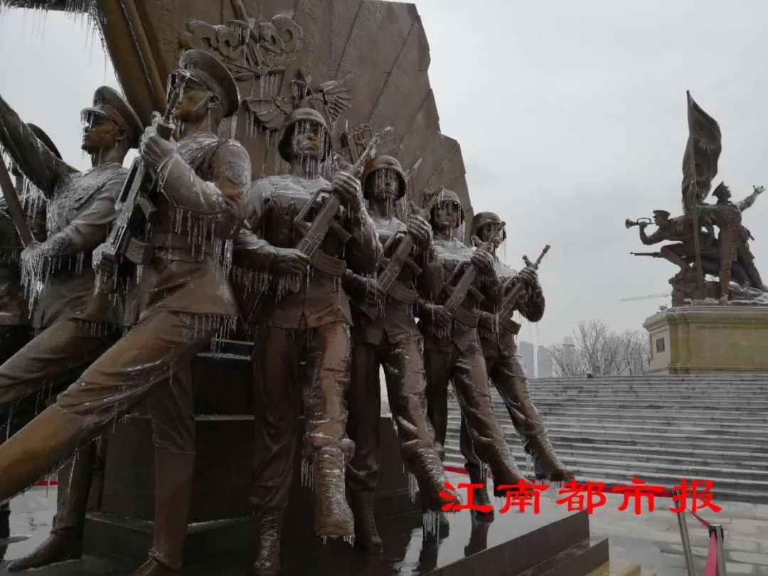 冰雪中的英雄城！这组独特的“冰雕图”，感动一座城···