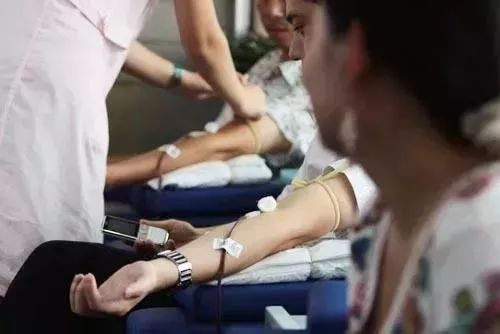 献血血的颜色发黑是咋回事,献血时发现血乌黑怎么回事